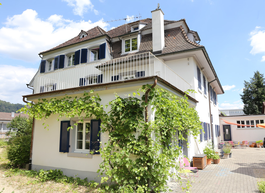 Stiftung_Casallegra_Heime_auf_Berg_Hauptstrasse_Lausen